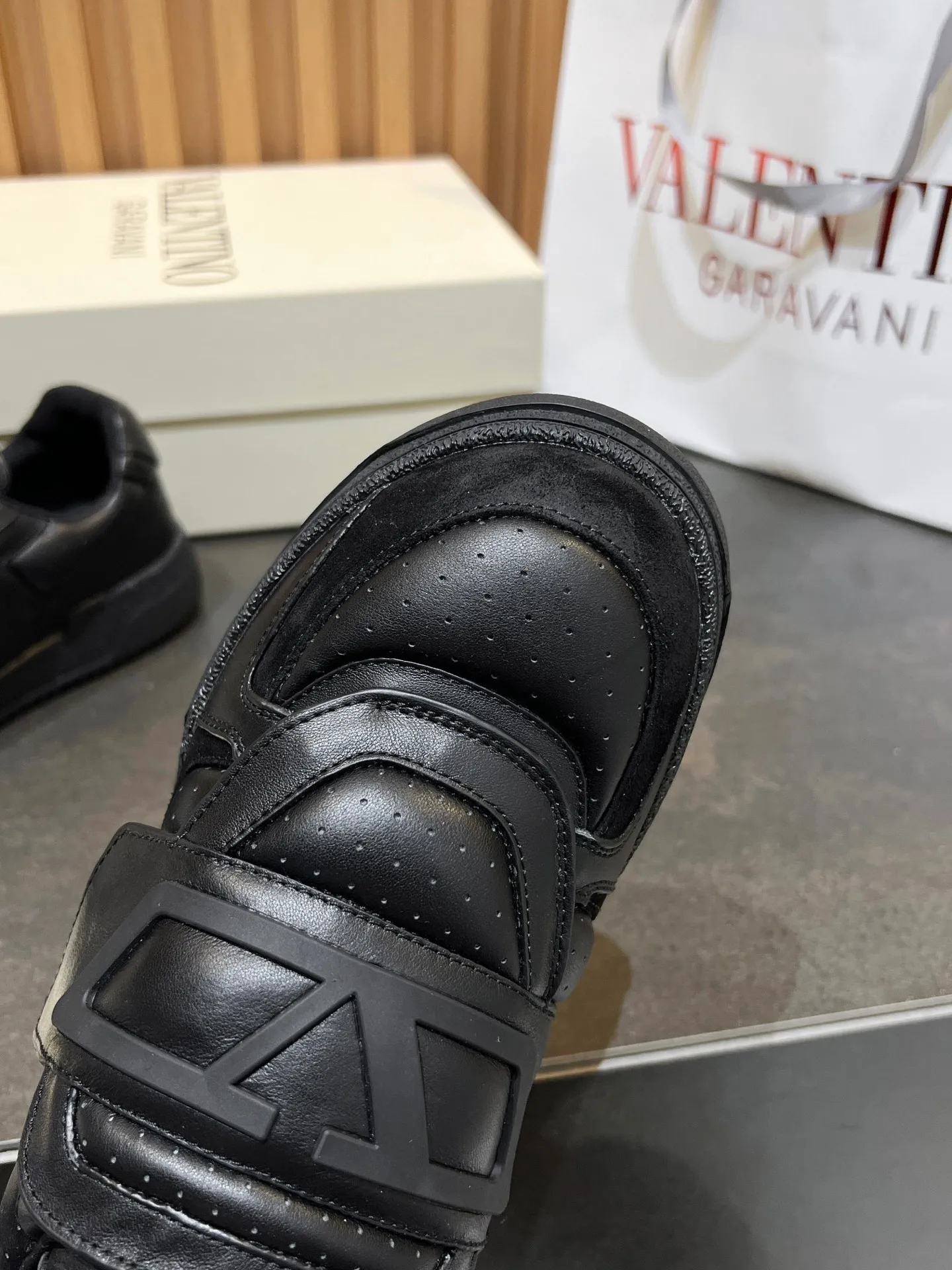 Men's men's shoes 💰760 VLTN Valentin 𝑶𝒏𝒆𝑺𝒕𝒖𝒅 Couple's sneaker series Valentino 2025 new couple's sneakers are on sale. The original ZP purchased and disassembled. Repeated pattern making and modification. The strength must be restored one to one! Top luxury masterpiece Velcro design Soft and comfortable imported calfskin 🧧brings excellent and elegant texture and excellent on-foot comfort Top purchasing version upper: imported calfskin surface/original oil edge craftsmanship Inner: water-dyed cowhide lining Outsole: original development 𝐓𝐏𝐔 two-color combination outsole Packaging: original configuration complete package Code number: 35-46 (45 46 customized)